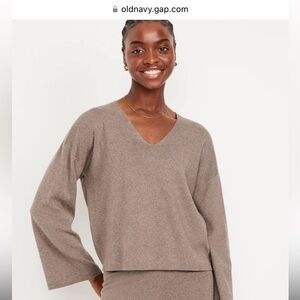 Old Navy Bell-Sleeve V-Neck Sweater In Mushroom